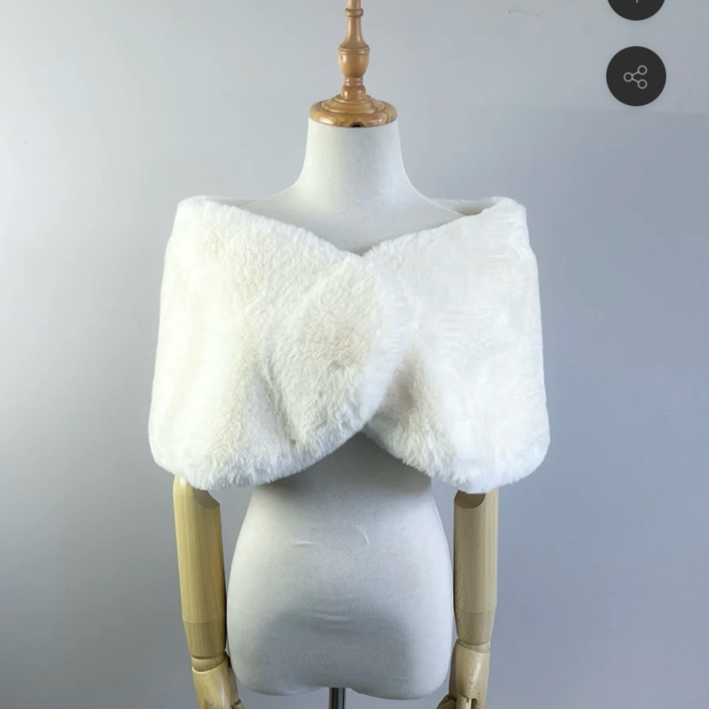 Ivory Faux Fur - Must Have Winter Wedding ❄️